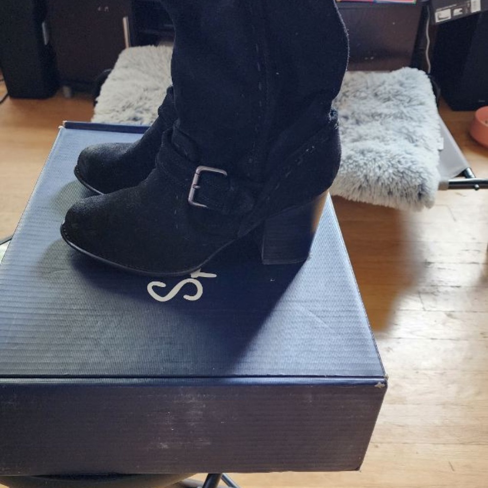 Boots - Picture 2 of 7